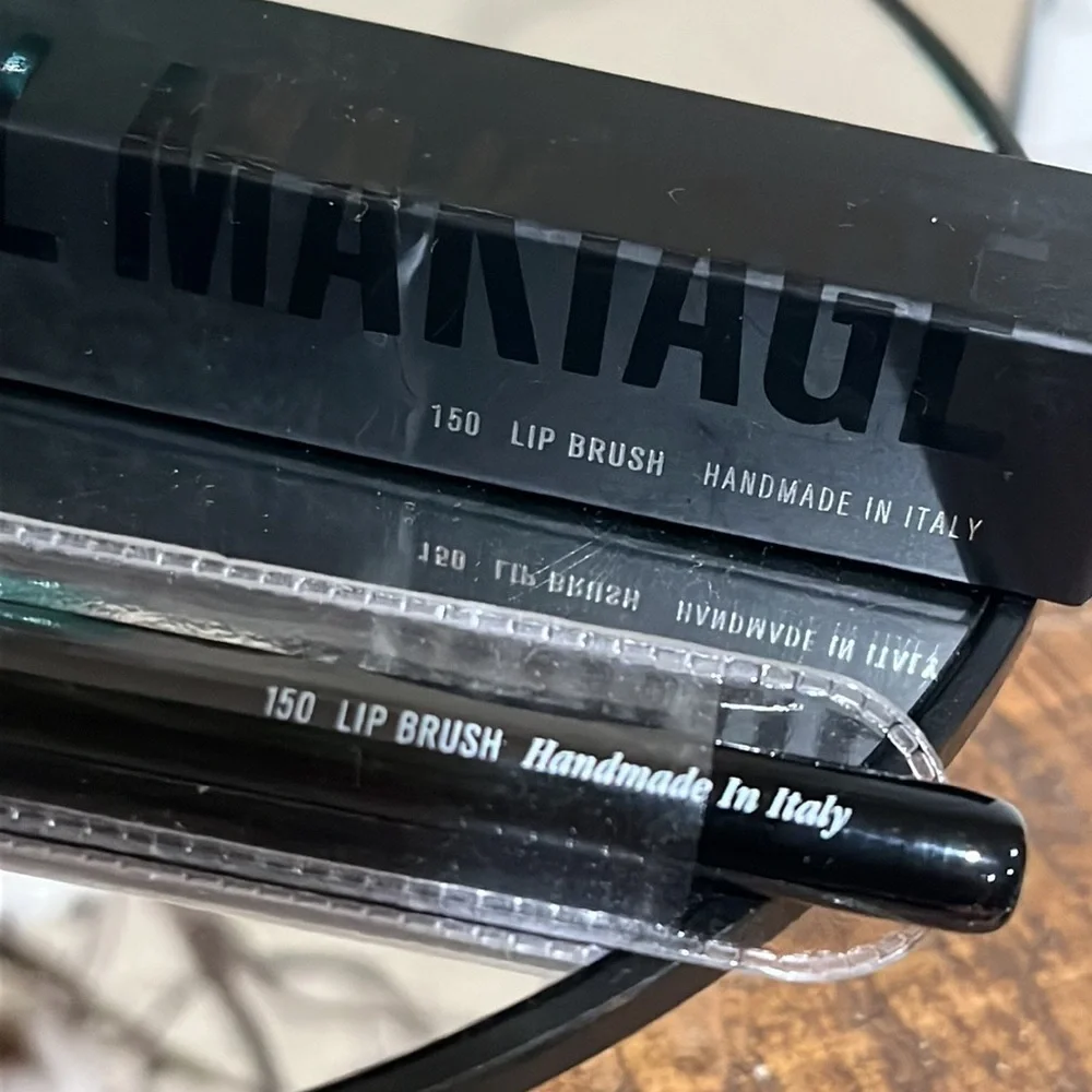 IL MAKIAGE Lip Brush 150 in Sleek Black, new!